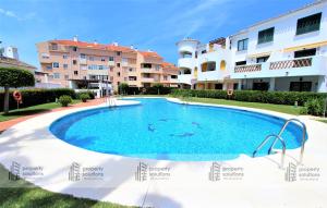 Piscina en o cerca de Pueblo del parque 12 - Terraza - Piscina y Playa- Urbanización tranquila- Perfecto para descansar