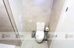Un baño con inodoro y ducha de cristal. en Pueblo del parque 12 - Terraza - Piscina y Playa- Urbanización tranquila- Perfecto para descansar, en Benalmádena 37 fotos más