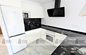 Una cocina o zona de cocina en Pueblo del parque 12 - Terraza - Piscina y Playa- Urbanización tranquila- Perfecto para descansar