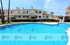 Piscina en o cerca de Pueblo del parque 12 - Terraza - Piscina y Playa- Urbanización tranquila- Perfecto para descansar