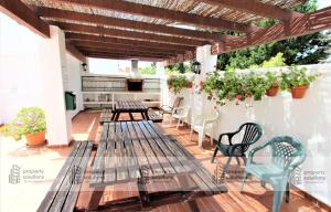 Un balcón o terraza de Pueblo del parque 12 - Terraza - Piscina y Playa- Urbanización tranquila- Perfecto para descansar