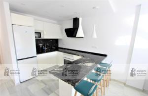 Una cocina o zona de cocina en Pueblo del parque 12 - Terraza - Piscina y Playa- Urbanización tranquila- Perfecto para descansar