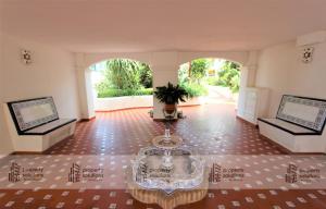 una sala de estar con una mesa en el centro de una habitación en Pueblo del parque 12 - Terraza - Piscina y Playa- Urbanización tranquila- Perfecto para descansar, en Benalmádena