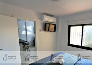 Una televisión o centro de entretenimiento en Pueblo del parque 12 - Terraza - Piscina y Playa- Urbanización tranquila- Perfecto para descansar