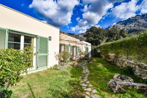 a house in the mountains with a yard at Villa Anastasia in Zilia