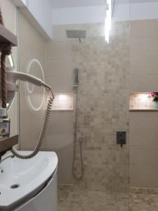 uma casa de banho com um chuveiro e um lavatório. em Aqua Marine Mamaia Summerland em Mamaia