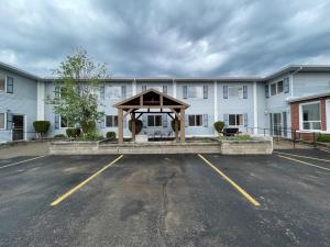 un bâtiment avec un kiosque dans un parking dans l'établissement Super 8 by Wyndham Pembroke, à Pembroke