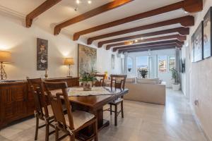 - une salle à manger avec une table, des chaises et un canapé dans l'établissement Comfortable Yacht Club Apartment, à Marbella