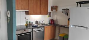 Kuchnia lub aneks kuchenny w obiekcie Appartement avec grande terrasse à 15 mn de la mer