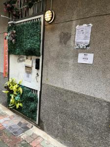 lustro na boku budynku z roślinami w obiekcie HouseNandoor w mieście Tainan