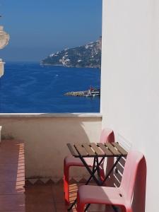 Balcony o terrace sa La stanza sul Porto di Amalfi camera piccina piccina con bagno privato
