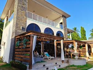 Foto da galeria de Show Pony Beach Resort and Suites em Las Lajas