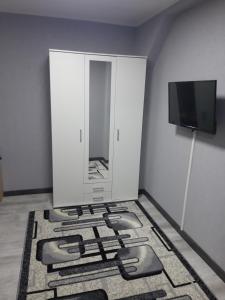a room with a mirror and a rug on the floor at 1 Zimmer Wohnung für 1-2 Gäste in Gößnitz