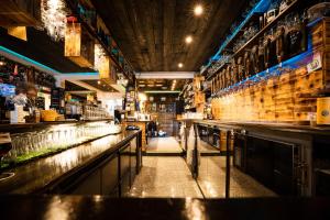 a bar with a long counter in a restaurant at TAGBLATT Apartment 8 in Tuttlingen