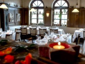 斯托克塔德梅恩的住宿－布魯布勒酒店，一间设有白色桌椅和窗户的用餐室