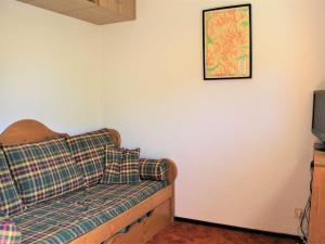 a living room with a couch and a map on the wall at Appartement Vars-Sainte-Marie, 1 pièce, 4 personnes - FR-1-330B-157 in Vars