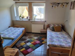 Zimmer mit 2 Betten und einem Fenster in der Unterkunft Urlaub auf dem Bauernhof in Netphen