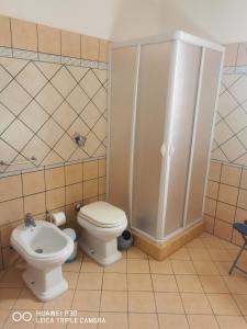 a bathroom with a toilet and a shower at Case vacanze Baglio Sances in Birgi Vecchi