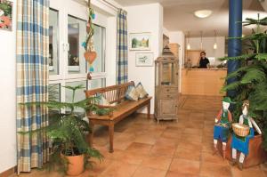 - un salon avec un banc et un comptoir dans l'établissement Pension Gästehaus Kachelofa, à Vaihingen-sur-l'Enz