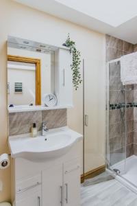 a bathroom with a sink and a shower at Spacious 2nd Floor Apartment - King Size Bed & Free Parking in Nottingham