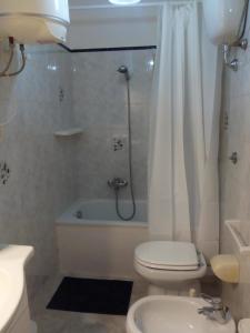 een badkamer met een toilet, een bad en een wastafel bij Casa da nonna Carmela in Montecorice