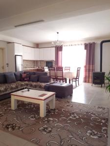 un soggiorno con divano e tavolo di Sun& Relax Home a Korçë