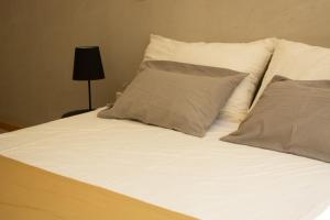 Cama ou camas em um quarto em The owl lodge