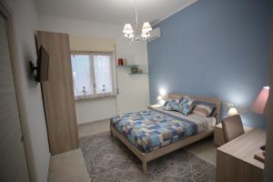 1 dormitorio con cama y ventana en Sipario, en Castellammare di Stabia