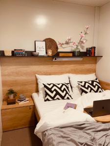 een slaapkamer met een bed met een laptop erop bij MAGNOLIA HOUSE by the RIVER in Metlika