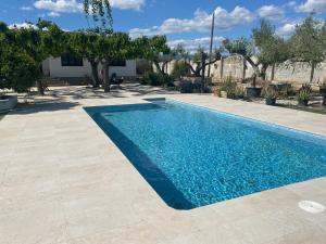 una piscina de agua azul en un patio en Mas Les Oliveres, en Vila-seca