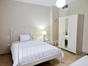 Ένα ή περισσότερα κρεβάτια σε δωμάτιο στο Bethlehem apartments that offer comfort and value.