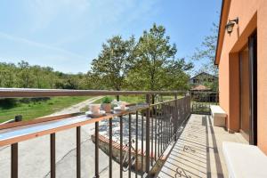Balkón nebo terasa v ubytování Holiday home with swimming pool, wellness, horses and donkeys