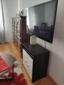 uma sala de estar com uma cómoda e um espelho grande em Lovely 1 bedroom apartment in city centre, sleeps 4 ! em Turda