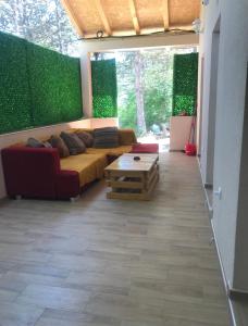 sala de estar con sofá y mesa en Velin raj en Soko Banja