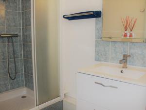 La salle de bains est pourvue d'un lavabo et d'une douche. dans l'établissement Appartement Gruissan, 2 pièces, 6 personnes - FR-1-229-777, à Gruissan