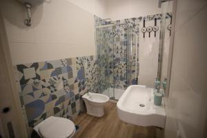 y baño con lavabo, aseo y ducha. en Sipario, en Castellammare di Stabia