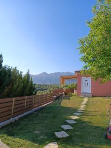 une clôture avec vue sur les montagnes dans l'établissement Efi's Home, à Zakharo