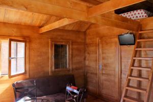 TV a/nebo společenská místnost v ubytování Monte do Azibo Glamping