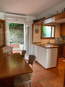 A kitchen or kitchenette at Can Ramon casa con garaje