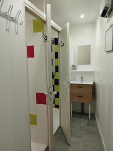 La salle de bains est pourvue d'un lavabo et d'un miroir. dans l'établissement Le refuge d'Athéna, à Chaussy