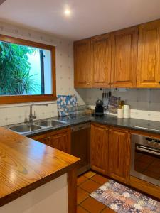 A kitchen or kitchenette at Can Ramon casa con garaje
