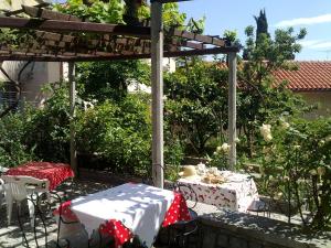 Ogród w obiekcie Guesthouse Kuća na šterne