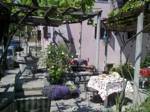 stół i krzesła w ogrodzie z kwiatami w obiekcie Guesthouse Kuća na šterne w mieście Lovran