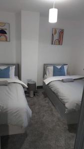 1 dormitorio con 2 camas en White Shelf Dartford House, en Kent