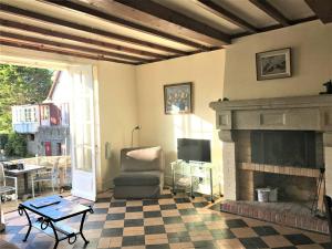 ein Wohnzimmer mit einem Kamin und einem Stuhl in der Unterkunft Villa Quiberon, 5 pièces, 8 personnes - FR-1-478-170 in Quiberon