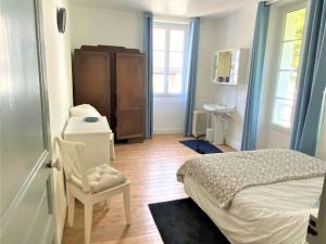 ein Schlafzimmer mit einem Bett, einem Stuhl und einem Waschbecken in der Unterkunft Villa Quiberon, 5 pièces, 8 personnes - FR-1-478-170 in Quiberon