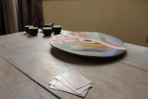 eine Platte auf einem Tisch mit einer Serviette darauf in der Unterkunft L'Angoletto in Trecastagni