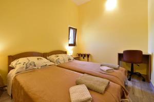 Postel nebo postele na pokoji v ubytování Holiday home with swimming pool, wellness, horses and donkeys