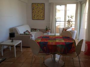 Posezení v ubytování Appartement T3 Centre-Ville: Balcon, Ascenseur, 2 Chambres, Équipé, Capacité 6 Personnes - FR-1-100-217