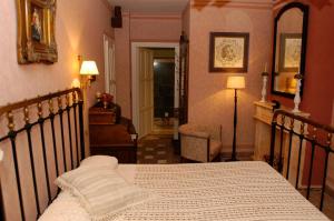 1 dormitorio con 1 cama grande en una habitación con pasillo en La Posada de Tamajon, en Tamajón